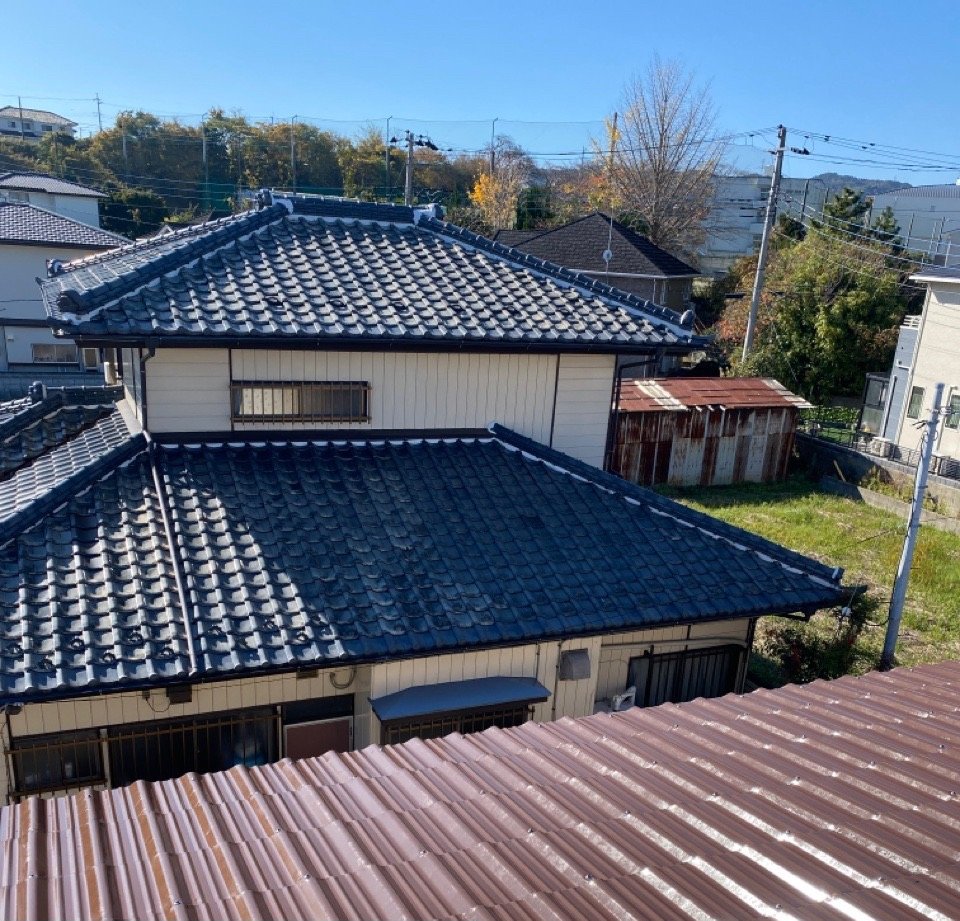 板金部補修を含む屋根塗装工事（下塗り）