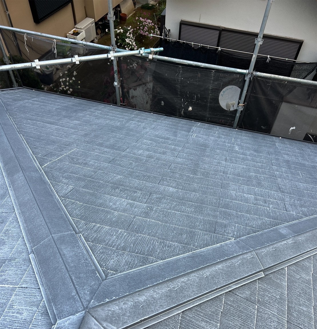 屋根塗装工事（屋根下塗り）
